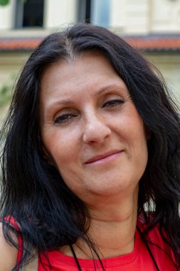 Yetişkin esmer kadın portresi 