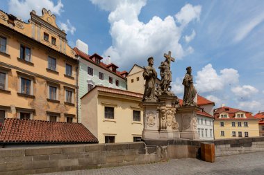 Prag, Çek Cumhuriyeti. St. Cosmos 'un barok heykeli ve Charles Köprüsü' nden Aziz Damian ve İsa. Yazan Jan Oldich Mayer.).