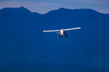 Gökyüzünde uçan bir helikopter.