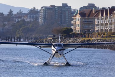 Victoria, BC, Kanada - 21 Haziran 2019: İç limandaki Harbor Air Float-plane. Bu ulaşım hayati önem taşıyor ve Vitoria ile Vancouver arasında sıkça gerçekleşiyor.