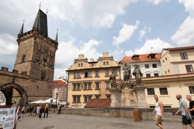 Prag, Çek Cumhuriyeti 08 Haziran 2018. Prag 'daki Charles Köprüsü' nün başında. İnşaatı 1357 'de Kral IV. Charles döneminde başladı. Bugün en çok ziyaret edilen yer.
