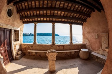 Antik bina balkonundan güzel bir deniz manzarası.