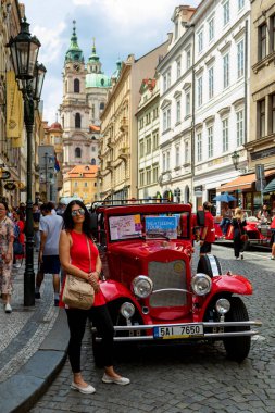 Esmer kadın Prag, Çek Cumhuriyeti 'nde poz veriyor 