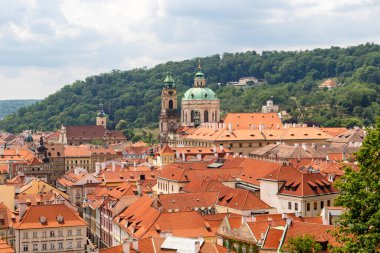 Prag, Çek Cumhuriyeti - 19 Haziran 2018: Prag 'da Red Roofline, kale bölgesinden manzara.