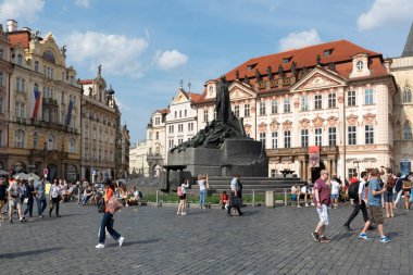 Praque, Çek Cumhuriyeti - 5 Temmuz 2018: Çek tarihinin en önemli şahsiyetlerinden biri olan Jan Hus 'un heykeli ve Golz-Kinsky Sarayı - Praque' daki Eski Kent Meydanı 'ndaki Ulusal Galeri.