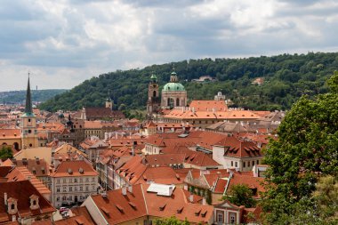 Prag, Çek Cumhuriyeti - 19 Haziran 2018: Prag 'da Red Roofline, kale bölgesinden manzara.