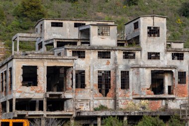 Şehirde terk edilmiş eski bir ev.