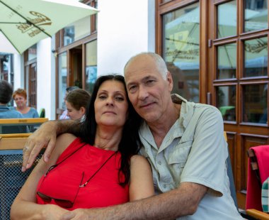 Prag, Çek Cumhuriyeti 'nde poz veren güzel esmer kadın 