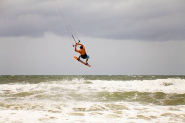 SURFERS PARADISE AUSTRALIA - 17 Kasım 2012 'de Gold Coast Kitejam 2012 Sörfçüler Cenneti' nde yarışan kimliği belirsiz katılımcılar .