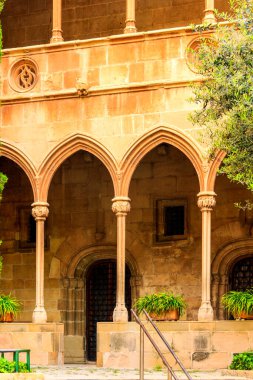 Barselona 'daki eski taş bina.