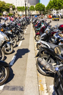 BARCELONA, CATALONIA, SPAIN - 8 Mayıs 2009: Motosiklet parkı şehirde önemli bir ulaşım yoludur. Barselona İspanya 'nın en kalabalık ikinci şehridir..