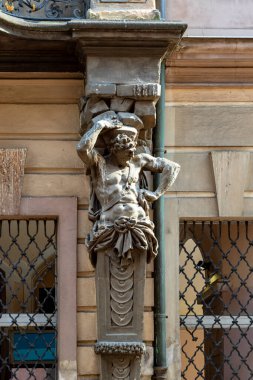 Şehirdeki binanın heykeli. 