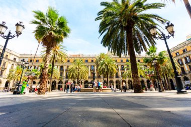 BARCELONA, SPIN MAY 7 2009: The busy streets of Barcelona. Lots of shops and attractions are everywhere 