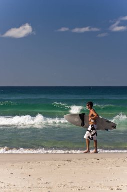 SURFERS PARADISE AUSTRALIA - 17 Kasım 2012 'de Gold Coast Kitejam 2012 Sörfçüler Cenneti' nde yarışan kimliği belirsiz katılımcılar .