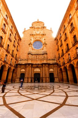 MONTSERRAT, İspanya-Mayıs 22, 2009: Montserrat 'ın Barselona kenti yakınlarındaki Benedictine Manastırı' ndaki turistler. Her yıl binlerce hacı buraya dua etmeye gelir..
