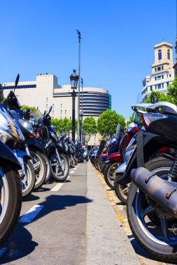 BARCELONA, CATALONIA, SPAIN - 8 Mayıs 2009: Motosiklet parkı şehirde önemli bir ulaşım yoludur. Barselona İspanya 'nın en kalabalık ikinci şehridir..