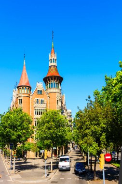 BARCELONA, SPIN 7 Mayıs 2009: Barcelona 'nın işlek caddeleri. Her yerde bir sürü dükkan ve eğlence var. Trafik tipik bir Avrupa trafiği
