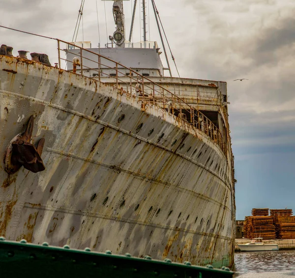 Viejo Barco Metal Oxidado Puerto —  Fotos de Stock