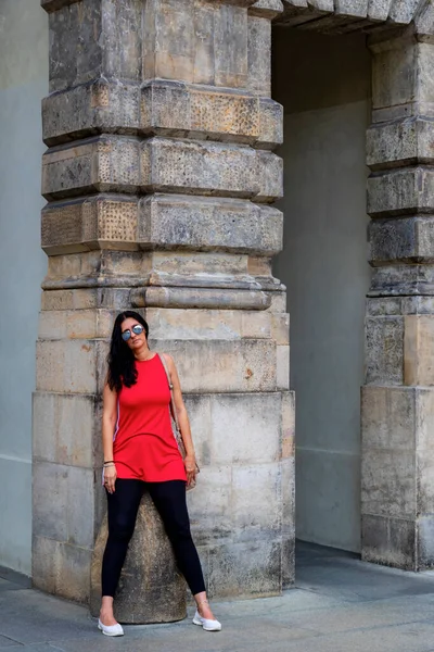 Volwassen Vrouw Rood Shirt Poseren Straat Van Stad — Stockfoto