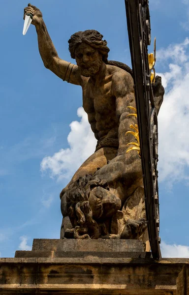 Статуя Ангела Святой Троицы Город Древнего Здания Заднем Плане — стоковое фото