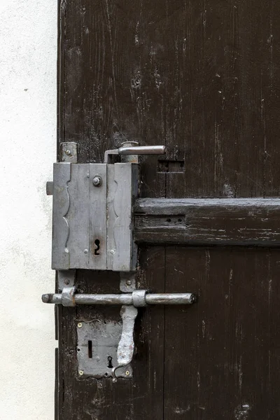 Alte Holztür Mit Vorhängeschloss Nahsicht — Stockfoto