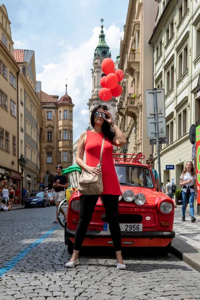 Brunette Vrouw Poseren Praag Tsjechië — Stockfoto