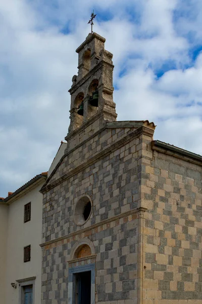 Vecchia Chiesa Della Città Luogo Viaggio Sullo Sfondo — Foto Stock