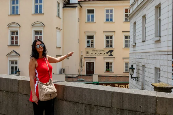 Счастливая Взрослая Женщина Позирует Улице Праги — стоковое фото