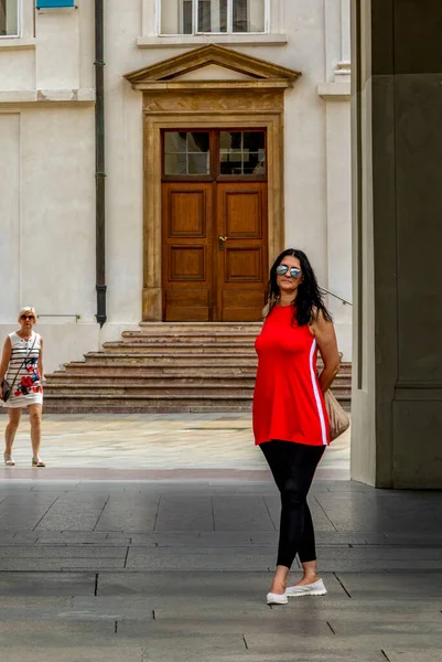 Volwassen Vrouw Rood Shirt Poseren Straat Van Stad — Stockfoto