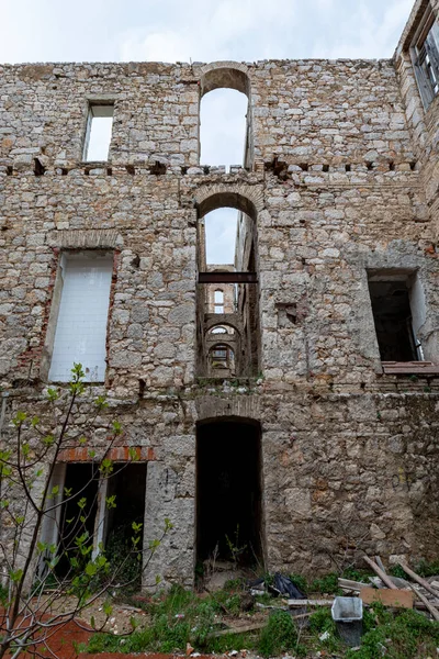 Παλιό Εγκαταλελειμμένο Σπίτι Στην Πόλη — Φωτογραφία Αρχείου