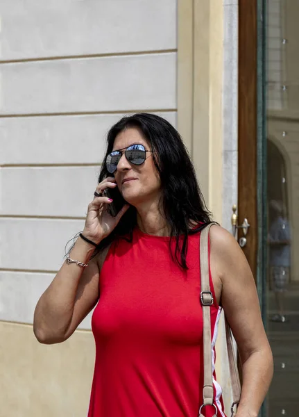 Женщина Разговаривает Телефону Улице — стоковое фото