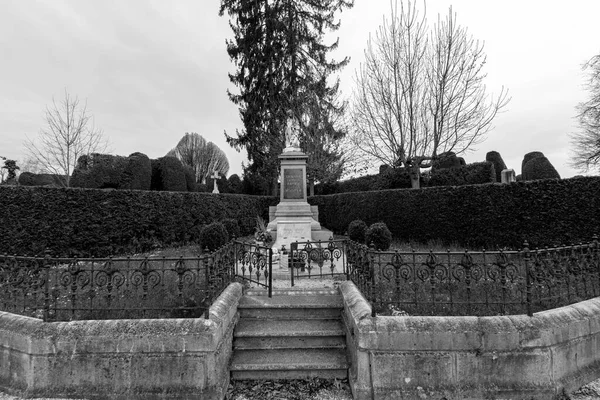 Beau Cimetière Dans Parc Sur Fond Nature — Photo