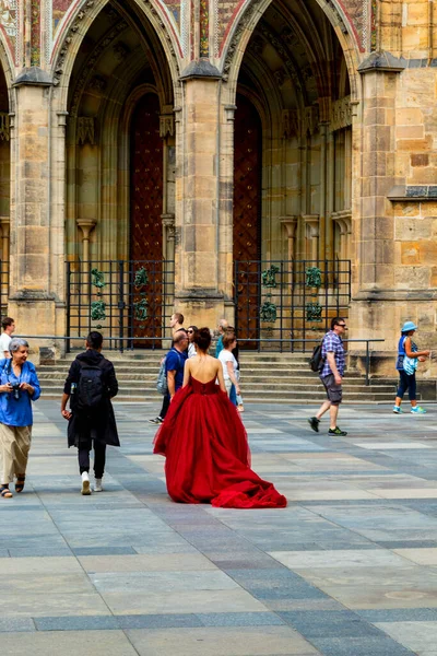 Прага Чехия Июня 2018 Года Леди Красном Платье Гуляет Королевском — стоковое фото