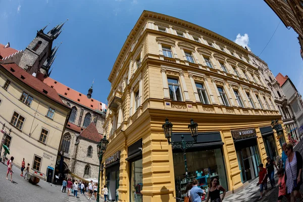 Praga Czechy Lipiec 2018 Śródmieście Pragi Turyści Spacerujący Ulicami — Zdjęcie stockowe