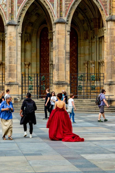 Prag Tjeckien Jun 2018 Lady Röd Klänning Promenader Kungliga Slottet — Stockfoto