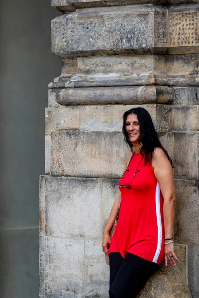 Доросла Жінка Червоній Сорочці Позує Вулиці Міста — стокове фото
