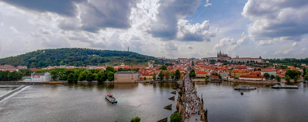 Prága Csehország Június 2018 Panorámás Kilátás Nyílik Turistákra Károly Hídon — Stock Fotó