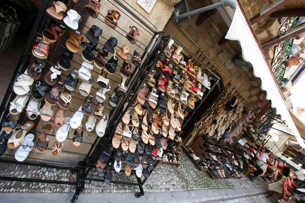 罗多斯希腊 2009年5月16日 在风景秀丽的街道上展出的鞋子 — 图库照片
