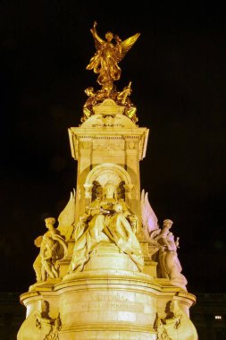 Paris Kraliçesi 'nin Kral heykeli.