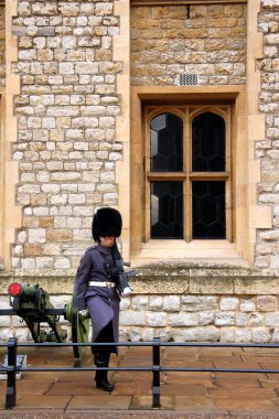 Londra Kulesi, İngiltere - 15 Aralık 2005: Majestelerinin Kraliyet Sarayı ve kale Tower of London Londra Yeomen gardiyan. Beefeaters Tower of London tören koruyucularıyız.