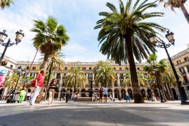 BARCELONA, SPIN MAY 7 2009: The busy streets of Barcelona. Lots of shops and attractions are everywhere 