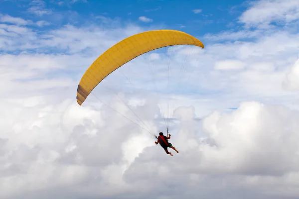 Parapente Voando Céu Nublado — Fotografia de Stock