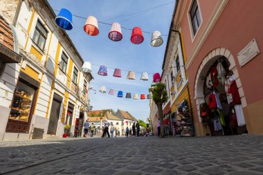 Macaristan Szentendre Nisan. - 25. 2018: Szentendre. Sokak manzaralı. Kasaba hayatı. İnsanlarla dolu şehir.