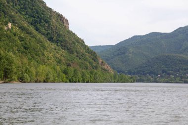 Dağlardaki nehir manzarası