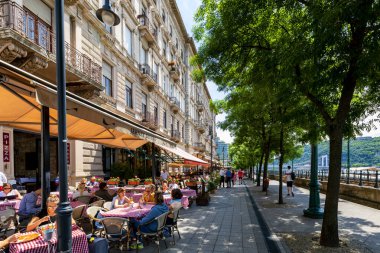 Şehir caddesindeki restoran terasında.