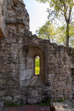 Bahçedeki eski harabe duvarların güzel manzarası 
