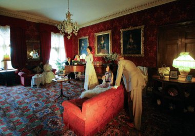 Warwick Şatosu, İngiltere 'nin iç kısımlarında aşırı gerçekçi heykeller