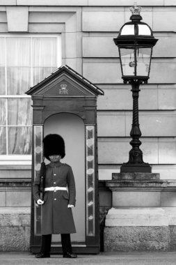 LONDON, İngiltere - 26 Aralık 2005: Londra 'daki Buckingham Sarayı' nda İngiliz Kraliyet Muhafızları nöbet tutuyor. Bu da büyük bir turist karmaşası.