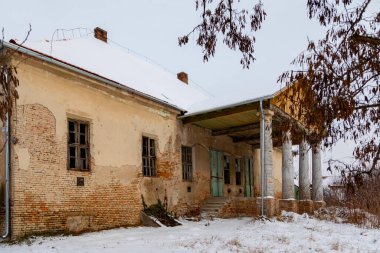 Şehirde terk edilmiş eski bir ev.