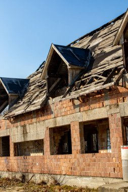 Yeni bir binanın çatısı kısmen yangınla yıkıldı..